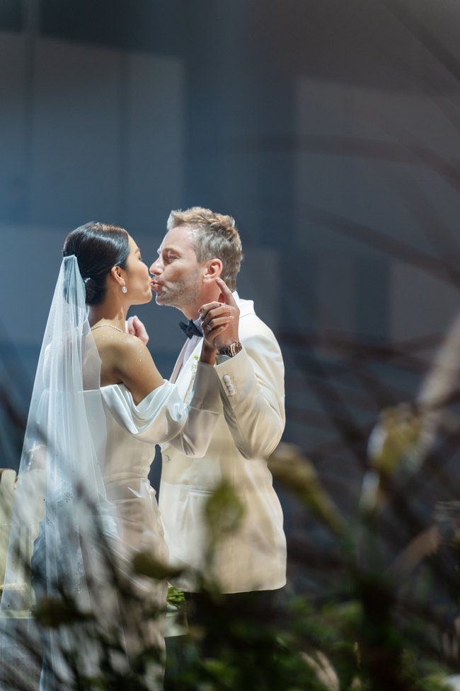 Trang phục cưới đặc biệt NTK Chung Thanh Phong dành cho siêu mẫu Minh Tú - Ảnh 14. Trang phục cưới đặc biệt NTK Chung Thanh Phong dành cho siêu mẫu Minh Tú - Ảnh 14.