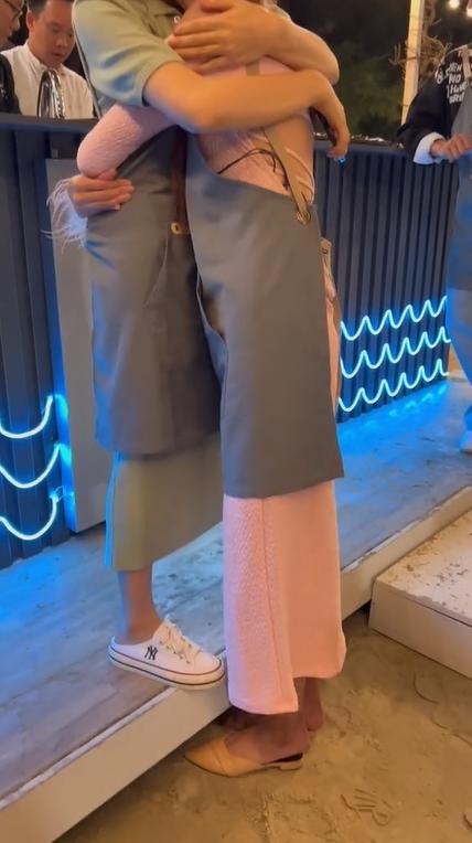 Hòa Minzy khoe 'cùng chiều cao' với Chế Nguyễn Quỳnh Châu và cái kết khi bị 'bóc trần' - Ảnh 2.