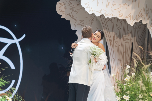 Trang phục cưới đặc biệt NTK Chung Thanh Phong dành cho siêu mẫu Minh Tú - Ảnh 15. Trang phục cưới đặc biệt NTK Chung Thanh Phong dành cho siêu mẫu Minh Tú - Ảnh 15.