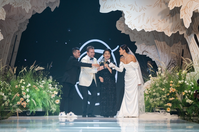 Trang phục cưới đặc biệt NTK Chung Thanh Phong dành cho siêu mẫu Minh Tú - Ảnh 12. Trang phục cưới đặc biệt NTK Chung Thanh Phong dành cho siêu mẫu Minh Tú - Ảnh 12.