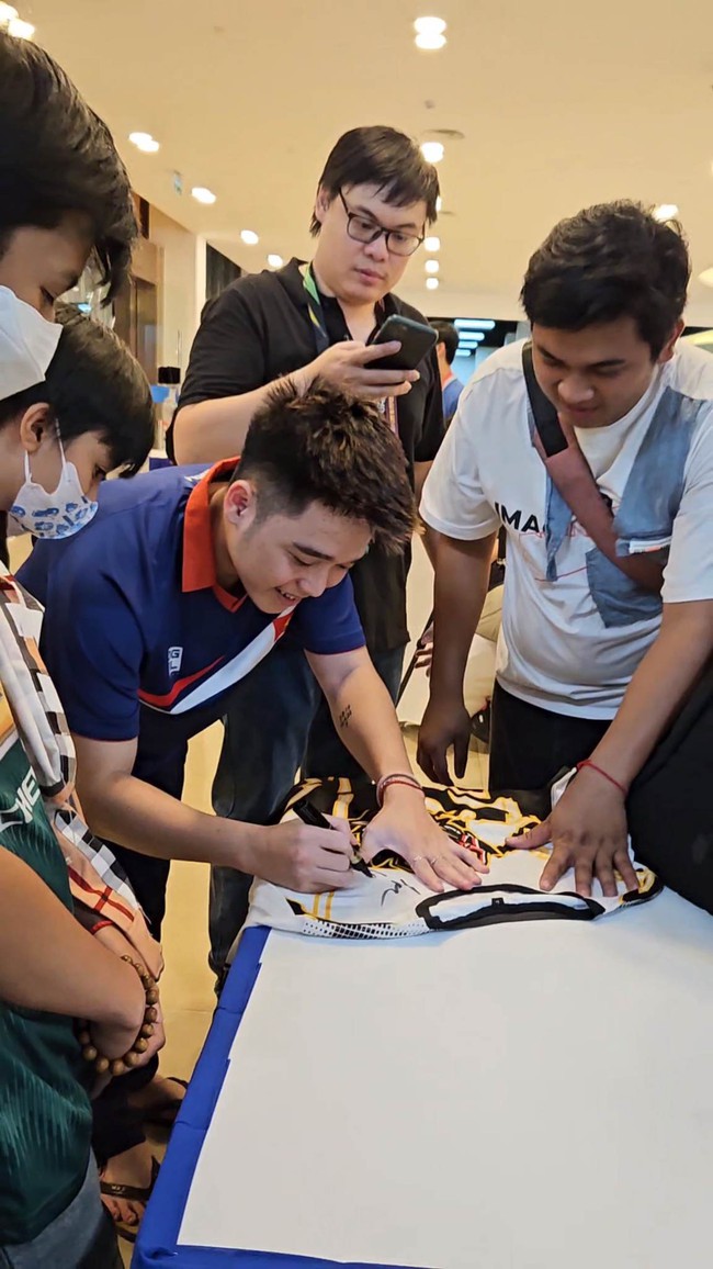 'Đu idol' thành công nhất SEA Games, 'fan 20 năm' của D'Xavier nhận được quà bất ngờ! - Ảnh 3. 'Đu idol' thành công nhất SEA Games, 'fan 20 năm' của D'Xavier nhận được quà bất ngờ! - Ảnh 3.