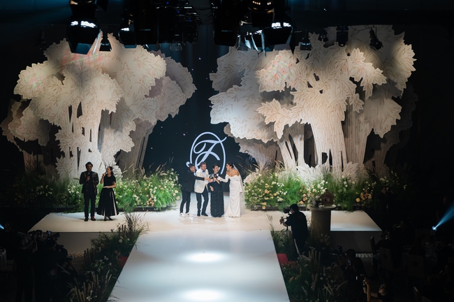 Trang phục cưới đặc biệt NTK Chung Thanh Phong dành cho siêu mẫu Minh Tú - Ảnh 11. Trang phục cưới đặc biệt NTK Chung Thanh Phong dành cho siêu mẫu Minh Tú - Ảnh 11.