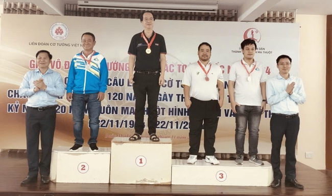 Huyền thoại cờ tướng Việt Nam giành HCV ở tuổi 46, từng vô địch châu Á năm 20 tuổi khi thắng 'kỳ vương' Trung Quốc - Ảnh 1. Huyền thoại cờ tướng Việt Nam giành HCV ở tuổi 46, từng vô địch châu Á năm 20 tuổi khi thắng 'kỳ vương' Trung Quốc - Ảnh 1.