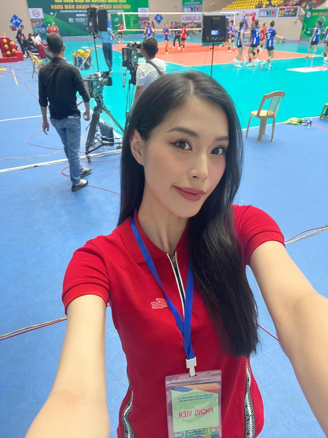 Cựu VĐV bóng chuyền gây sốt tại trận chung kết giải VĐQG 2024 vì nhan sắc 'gây thương nhớ' - Ảnh 7. Cựu VĐV bóng chuyền gây sốt tại trận chung kết giải VĐQG 2024 vì nhan sắc 'gây thương nhớ' - Ảnh 7.