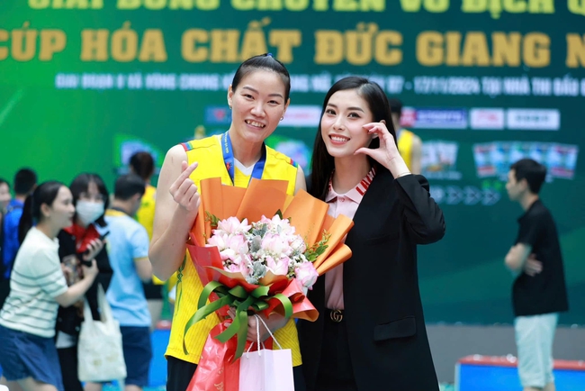 Cựu VĐV bóng chuyền gây sốt tại trận chung kết giải VĐQG 2024 vì nhan sắc 'gây thương nhớ' - Ảnh 3. Cựu VĐV bóng chuyền gây sốt tại trận chung kết giải VĐQG 2024 vì nhan sắc 'gây thương nhớ' - Ảnh 3.