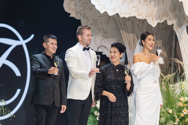 Trang phục cưới đặc biệt NTK Chung Thanh Phong dành cho siêu mẫu Minh Tú - Ảnh 13. Trang phục cưới đặc biệt NTK Chung Thanh Phong dành cho siêu mẫu Minh Tú - Ảnh 13.