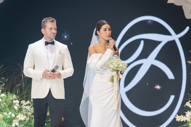 Trang phục cưới đặc biệt NTK Chung Thanh Phong dành cho siêu mẫu Minh Tú - Ảnh 16. Trang phục cưới đặc biệt NTK Chung Thanh Phong dành cho siêu mẫu Minh Tú - Ảnh 16.