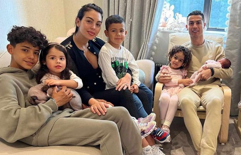 Quý tử nhà Ronaldo bị ngôi trường Bồ Đào Nha từ chối cho nhập học, lý do khiến tất cả ngỡ ngàng - Ảnh 1. Quý tử nhà Ronaldo bị ngôi trường Bồ Đào Nha từ chối cho nhập học, lý do khiến tất cả ngỡ ngàng - Ảnh 1.