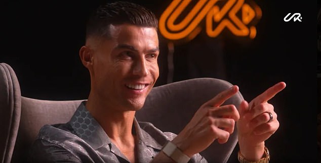 Ronaldo phá kỷ lục thế giới khi lập kênh You Tube, tiết lộ chọn lựa giữa Nadal và Djokovic - Ảnh 1. Ronaldo phá kỷ lục thế giới khi lập kênh You Tube, tiết lộ chọn lựa giữa Nadal và Djokovic - Ảnh 1.