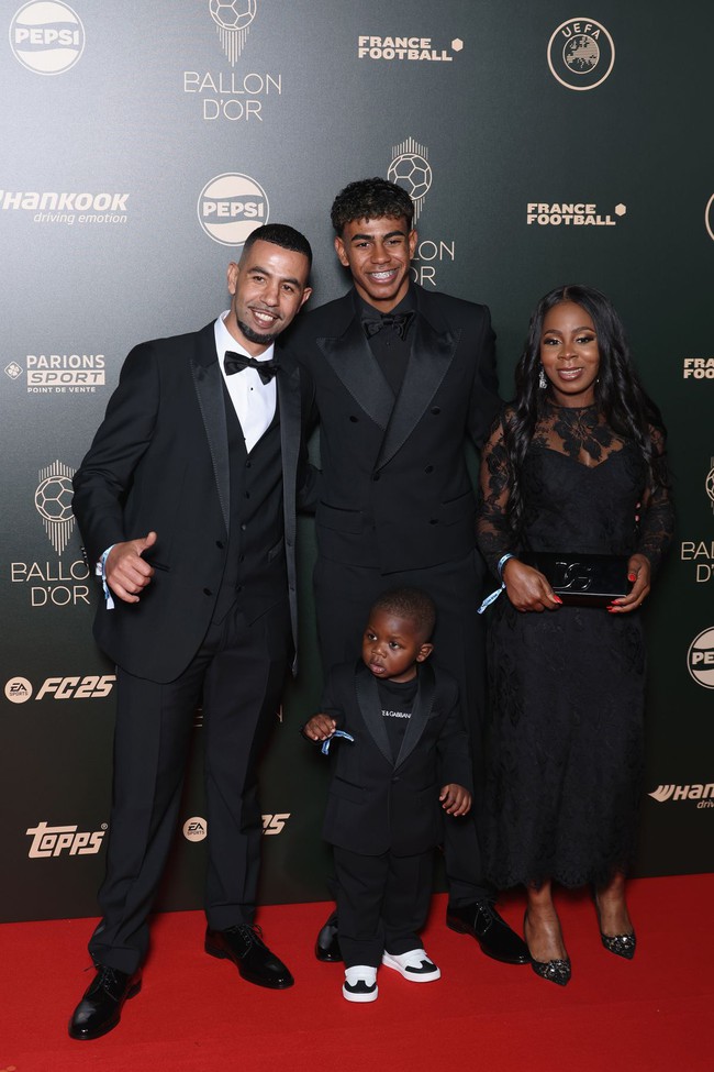 Những bóng hồng khoe sắc ở thảm đỏ Quả bóng Vàng 2024 - Ảnh 10. Những bóng hồng khoe sắc ở thảm đỏ Quả bóng Vàng 2024 - Ảnh 10.