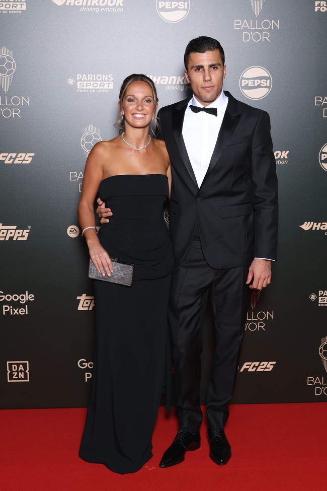 Những bóng hồng khoe sắc ở thảm đỏ Quả bóng Vàng 2024 - Ảnh 12. Những bóng hồng khoe sắc ở thảm đỏ Quả bóng Vàng 2024 - Ảnh 12.