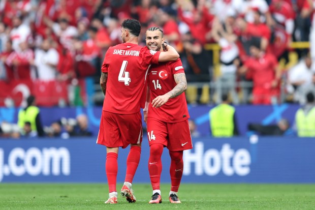 Sao Thổ Nhĩ Kỳ mặc nhầm áo đấu đồng đội trong trận đấu EURO 2024, gây ra sự hiểu nhầm hài hước - Ảnh 2. Sao Thổ Nhĩ Kỳ mặc nhầm áo đấu đồng đội trong trận đấu EURO 2024, gây ra sự hiểu nhầm hài hước - Ảnh 2.