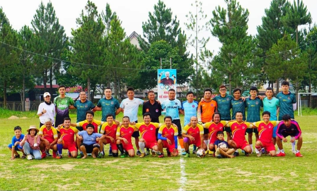 Người quan sát: Khóa cửa sân vận động - Ảnh 2.