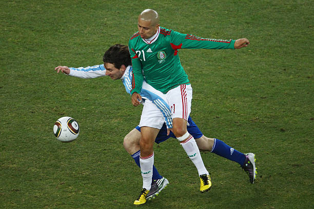 Bautista từng đối đầu với Messi ở World Cup 2010 Bautista từng đối đầu với Messi ở World Cup 2010