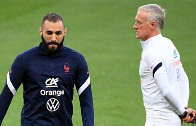 Benzema gọi HLV Didier Deschamps là "gã hề", là "kẻ dối trá" Benzema gọi HLV Didier Deschamps là "gã hề", là "kẻ dối trá"