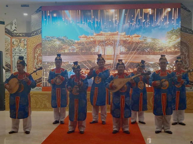 Khai mạc trưng bày 'Châu bản triều Nguyễn - Ký ức một triều đại' - Ảnh 1.