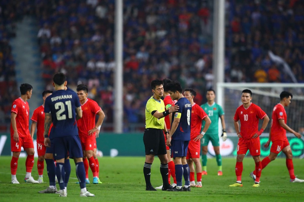 Tin nóng bóng đá Việt hôm nay 8/1: Thái Lan muốn phục thù Việt Nam ngay trong năm; HLV Kim Sang Sik mơ học trò thi đấu tại MU - Ảnh 1. Tin nóng bóng đá Việt hôm nay 8/1: Thái Lan muốn phục thù Việt Nam ngay trong năm; HLV Kim Sang Sik mơ học trò thi đấu tại MU - Ảnh 1.