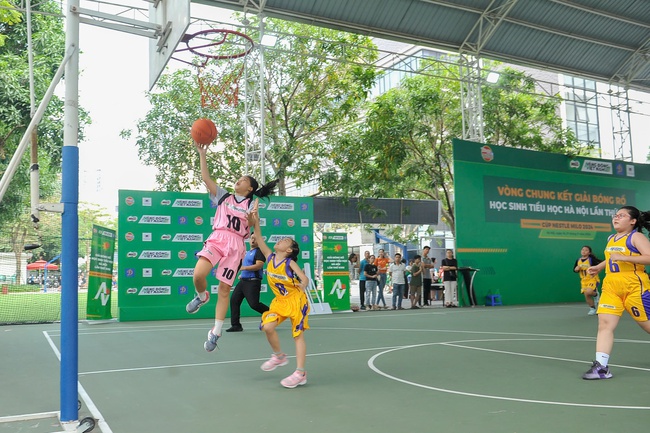 32 đội bóng tranh tài tại VCK giải bóng rổ học sinh Tiểu học Hà Nội - Ảnh 2. 32 đội bóng tranh tài tại VCK giải bóng rổ học sinh Tiểu học Hà Nội - Ảnh 2.