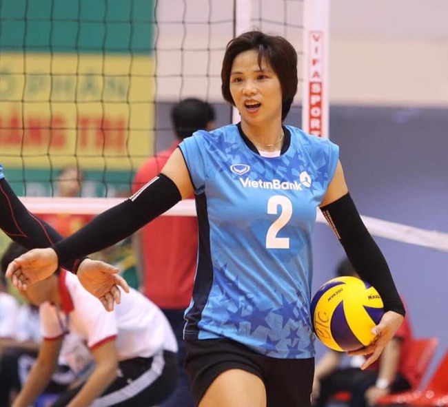 Bùi Thị Huệ là một trong những "cây trường sinh" trong làng bóng chuyền nữ Việt Nam. Cô vẫn đang thi đấu khi đã ở tuổi 38 Bùi Thị Huệ là một trong những "cây trường sinh" trong làng bóng chuyền nữ Việt Nam. Cô vẫn đang thi đấu khi đã ở tuổi 38