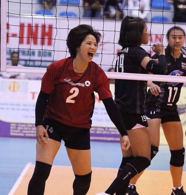 Bùi Thị Huệ sở hữu những cú đập bóng sấm sét. Cô được coi là một trong những chủ công xuất sắc nhất trong lịch sử bóng chuyền Việt Nam. Bùi Thị Huệ sở hữu những cú đập bóng sấm sét. Cô được coi là một trong những chủ công xuất sắc nhất trong lịch sử bóng chuyền Việt Nam.