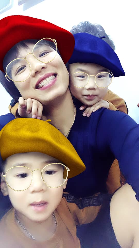 Khoảnh khắc hạnh phúc và nhí nhảnh đáng yêu của Bùi Thị Huệ cùng 2 con trai. Cô sinh đôi hai bé trai này hồi 2015 khi 30 tuổi Khoảnh khắc hạnh phúc và nhí nhảnh đáng yêu của Bùi Thị Huệ cùng 2 con trai. Cô sinh đôi hai bé trai này hồi 2015 khi 30 tuổi