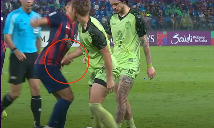 'Vua cùi chỏ' Theerathon nhận án phạt nặng vì hành vi chơi xấu thô thiển với đối thủ - Ảnh 1. 'Vua cùi chỏ' Theerathon nhận án phạt nặng vì hành vi chơi xấu thô thiển với đối thủ - Ảnh 1.