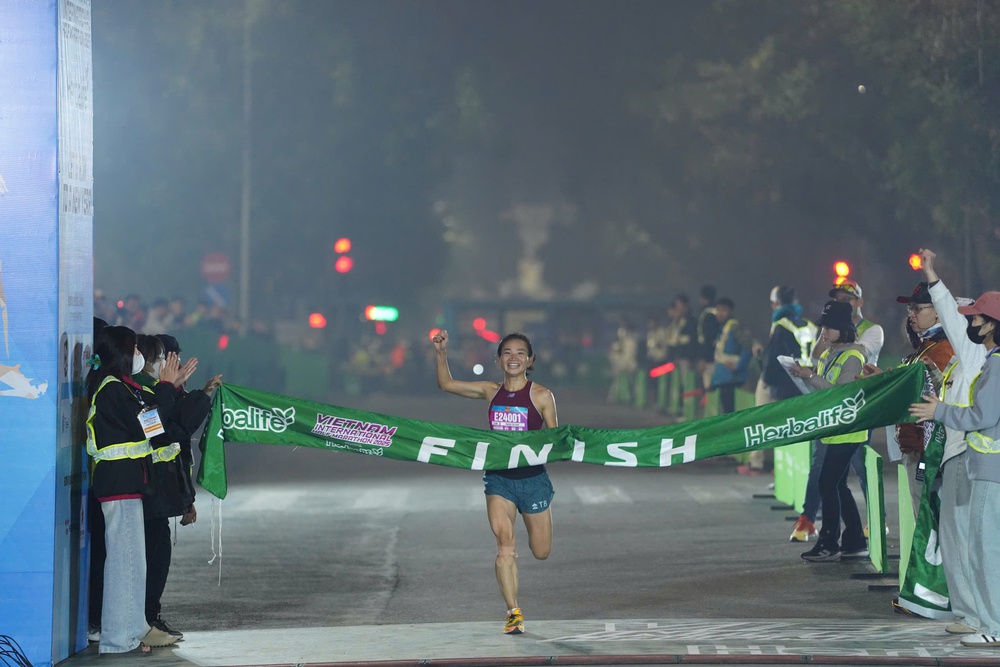 Nguyễn Thị Oanh xác lập kỷ lục mới ở giải Bán Marathon quốc tế Việt Nam 2025 - Ảnh 2.