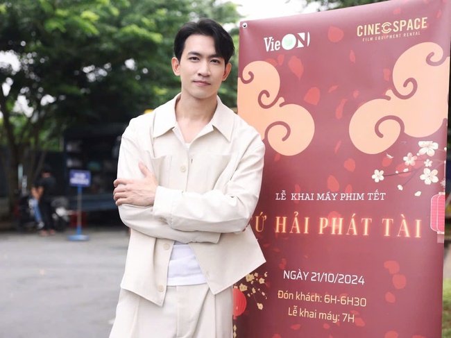 Phim Tết 2025 "Tứ Hải phát tài": Võ Cảnh "bén duyên" Tam Triều Dâng - Ảnh 3. Phim Tết 2025 "Tứ Hải phát tài": Võ Cảnh "bén duyên" Tam Triều Dâng - Ảnh 3.