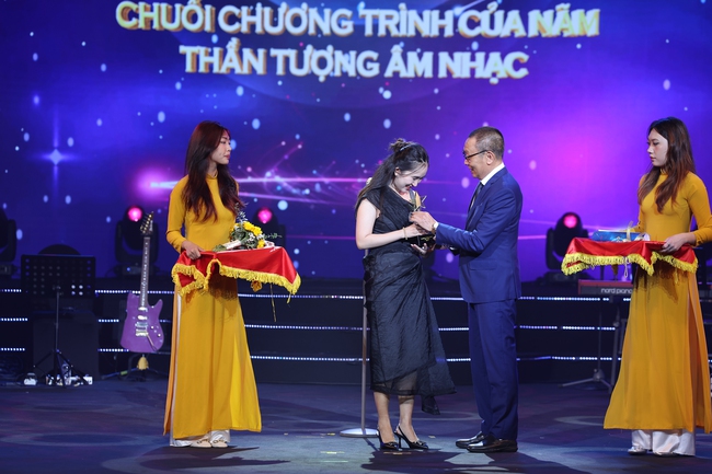 TRỰC TIẾP Lễ trao Giải Cống hiến lần 18 năm 2024 tại Nhà hát Lớn Hà Nội - Ảnh 2. TRỰC TIẾP Lễ trao Giải Cống hiến lần 18 năm 2024 tại Nhà hát Lớn Hà Nội - Ảnh 2.