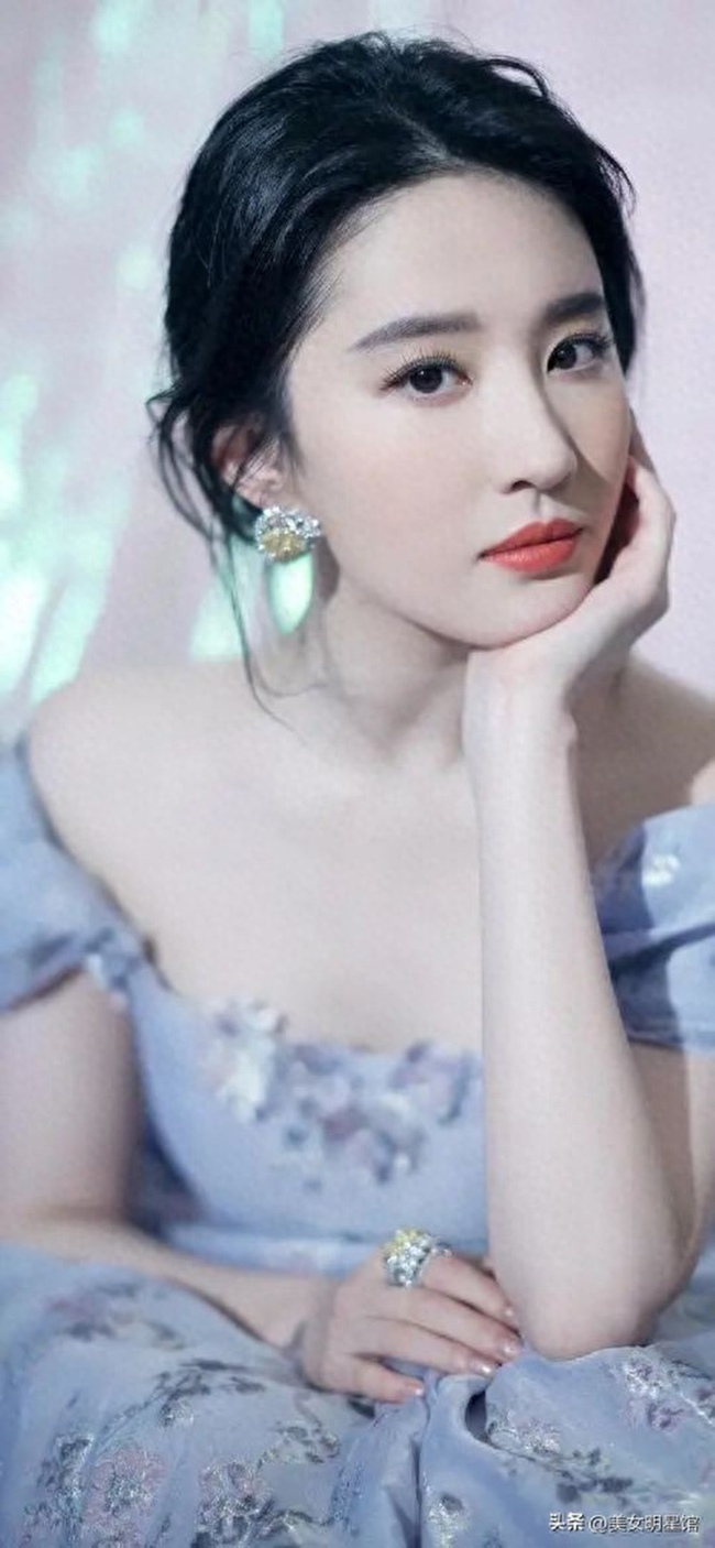 Lưu Diệc Phi: Có cả dàn xe sang, sở hữu hàng ngàn tỷ đồng nhưng vẫn dùng đồ cũ - Ảnh 1.