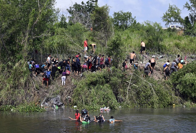 Hàng nghìn người di cư từ Mexico tìm cách vào Mỹ trước khi quy định nhập cư mới có hiệu lực - Ảnh 2.
