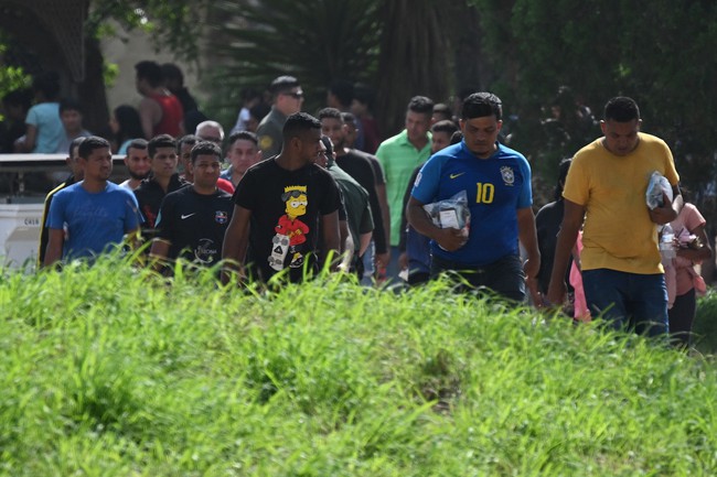 Hàng nghìn người di cư từ Mexico tìm cách vào Mỹ trước khi quy định nhập cư mới có hiệu lực - Ảnh 3.