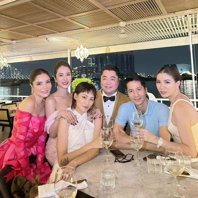 Sao Việt 21/7: Dàn sao Việt dự tiệc chúc mừng thôi nôi con trai Phạm Quỳnh Anh, Trường Giang đổi nghề làm thợ hớt tóc - Ảnh 5. Sao Việt 21/7: Dàn sao Việt dự tiệc chúc mừng thôi nôi con trai Phạm Quỳnh Anh, Trường Giang đổi nghề làm thợ hớt tóc - Ảnh 5.