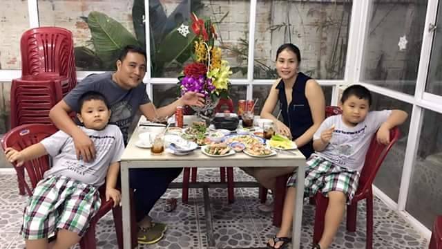 Vợ chồng Diệu Châu và hai con trai sinh đôi Vợ chồng Diệu Châu và hai con trai sinh đôi