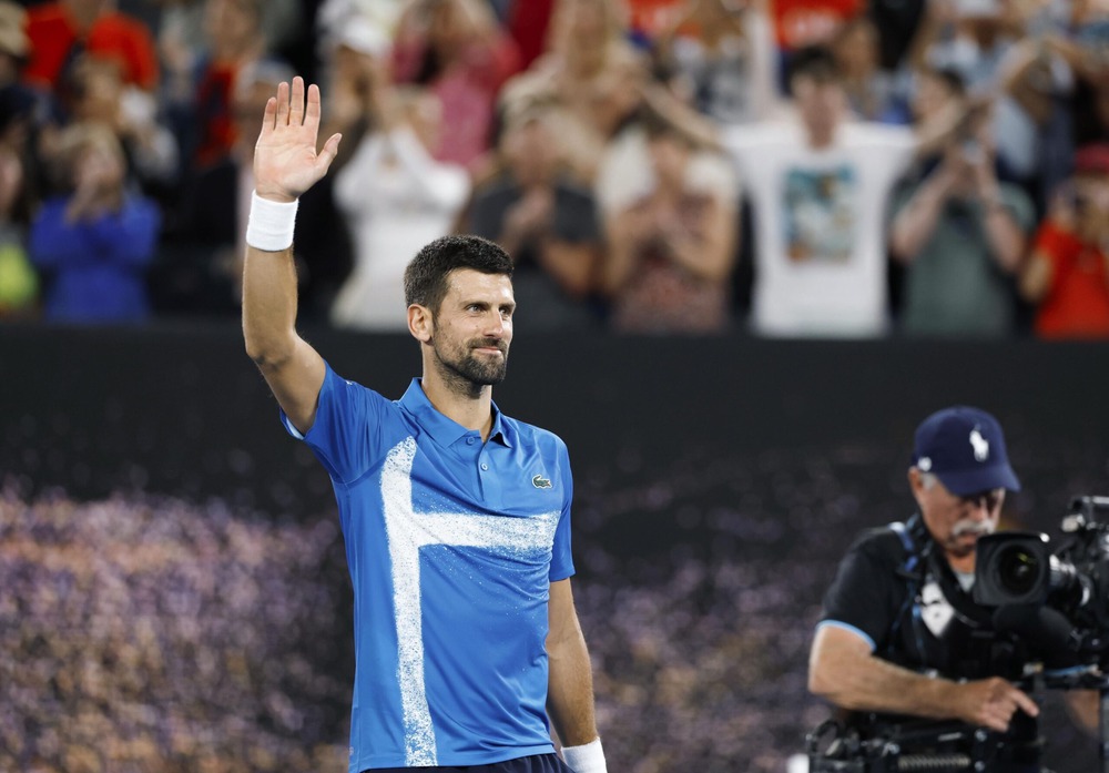 Djokovic ngược dòng ngoạn mục trước Alcaraz để lần thứ 12 vào bán kết Úc mở rộng - Ảnh 1. Djokovic ngược dòng ngoạn mục trước Alcaraz để lần thứ 12 vào bán kết Úc mở rộng - Ảnh 1.