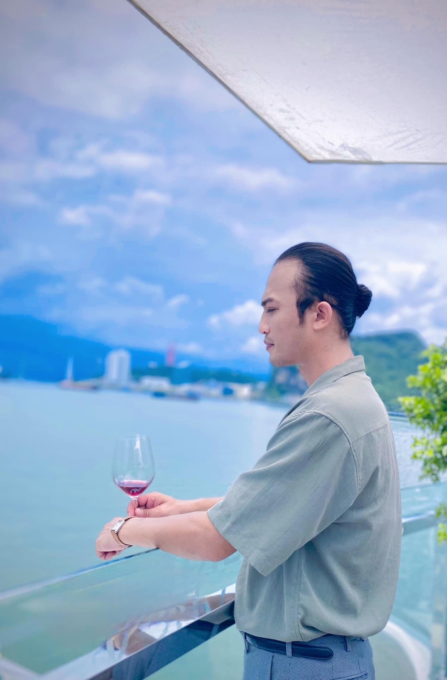 Hồng phim 'Độc đạo' lột xác với kiểu tóc mới - Ảnh 2. Hồng phim 'Độc đạo' lột xác với kiểu tóc mới - Ảnh 2.