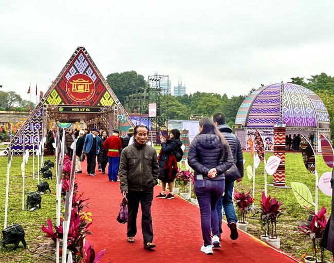 Cùng thơ cất lên bản hòa âm đất nước - Ảnh 10. Cùng thơ cất lên bản hòa âm đất nước - Ảnh 10.