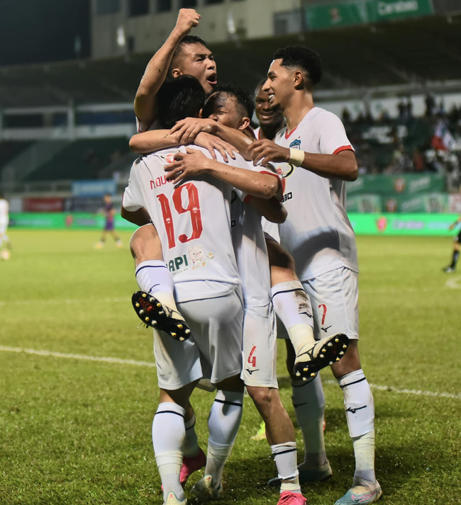 Sao U22 Việt Nam cứu HAGL của HLV Kiatisuk - Ảnh 2.