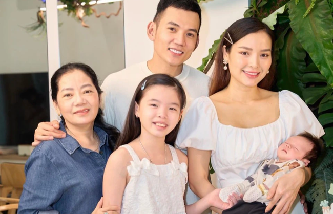 Sao Việt 25/7: Midu 'flex' body nóng bỏng, Quỳnh Thư ngầm khẳng định mình không 'chơi đồ' - Ảnh 5. Sao Việt 25/7: Midu 'flex' body nóng bỏng, Quỳnh Thư ngầm khẳng định mình không 'chơi đồ' - Ảnh 5.