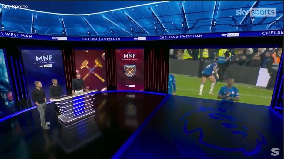 Enzo Fernandez tặng 'quần' cho người hâm mộ, CĐV hít lấy hít để trên sóng truyền hình - Ảnh 1. Enzo Fernandez tặng 'quần' cho người hâm mộ, CĐV hít lấy hít để trên sóng truyền hình - Ảnh 1.