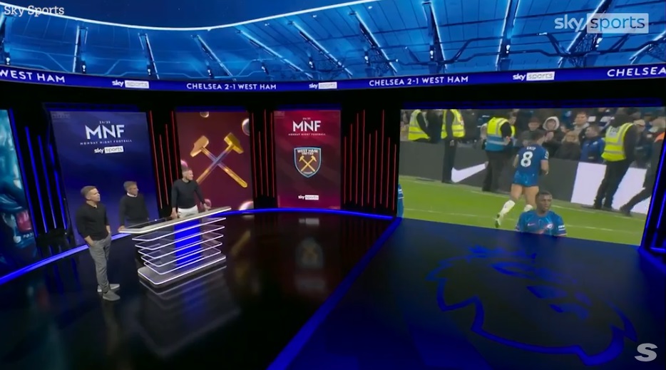 Enzo Fernandez tặng 'quần' cho người hâm mộ, CĐV hít lấy hít để trên sóng truyền hình - Ảnh 2. Enzo Fernandez tặng 'quần' cho người hâm mộ, CĐV hít lấy hít để trên sóng truyền hình - Ảnh 2.