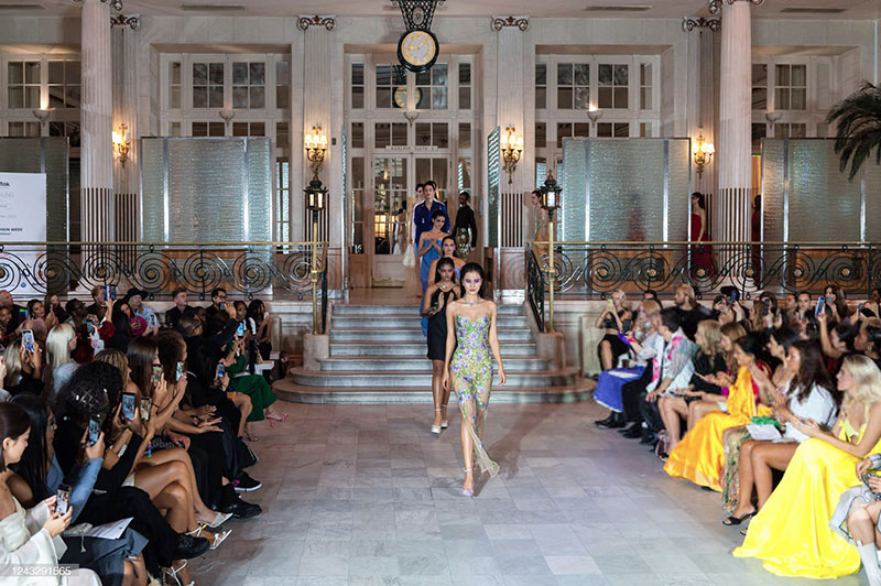fashionshow10-1 NTK Trần Hùng, London Fashion Week 2022, TikTok, Hương Ly, Hoàng Dung, Tuần lễ thời trang London