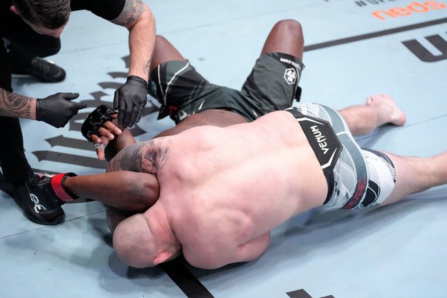 UFC FN 218: "Vua knock-out" Derrick Lewis lại thua, võ sĩ Indonesia lỡ cơ hội tạo ra lịch sử - Ảnh 3.