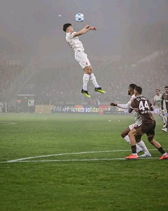 Tranh cãi việc sao trẻ 19 tuổi ở Bundesliga có thể bật cao hơn cả Cristiano Ronaldo - Ảnh 1. Tranh cãi việc sao trẻ 19 tuổi ở Bundesliga có thể bật cao hơn cả Cristiano Ronaldo - Ảnh 1.