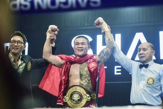 ‘Nam vương’ boxing Trương Đình Hoàng đả bại võ sĩ số 1 Hàn Quốc, bảo vệ chiếc đai vô địch châu Á lịch sử - Ảnh 4. ‘Nam vương’ boxing Trương Đình Hoàng đả bại võ sĩ số 1 Hàn Quốc, bảo vệ chiếc đai vô địch châu Á lịch sử - Ảnh 4.