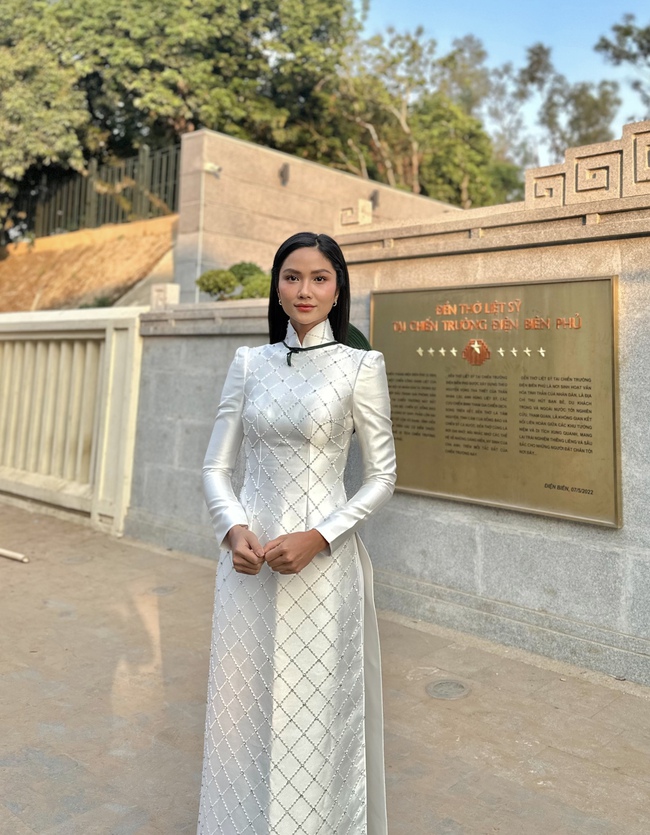 H'Hen Niê hào hứng diện trang phục Thái, H'Mông giao lưu cùng người dân Điện Biên - Ảnh 2.