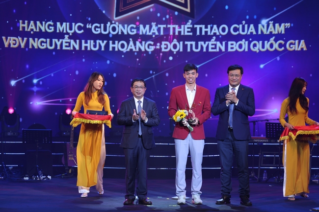 TRỰC TIẾP Lễ trao Giải Cống hiến lần 18 năm 2024 tại Nhà hát Lớn Hà Nội - Ảnh 2. TRỰC TIẾP Lễ trao Giải Cống hiến lần 18 năm 2024 tại Nhà hát Lớn Hà Nội - Ảnh 2.