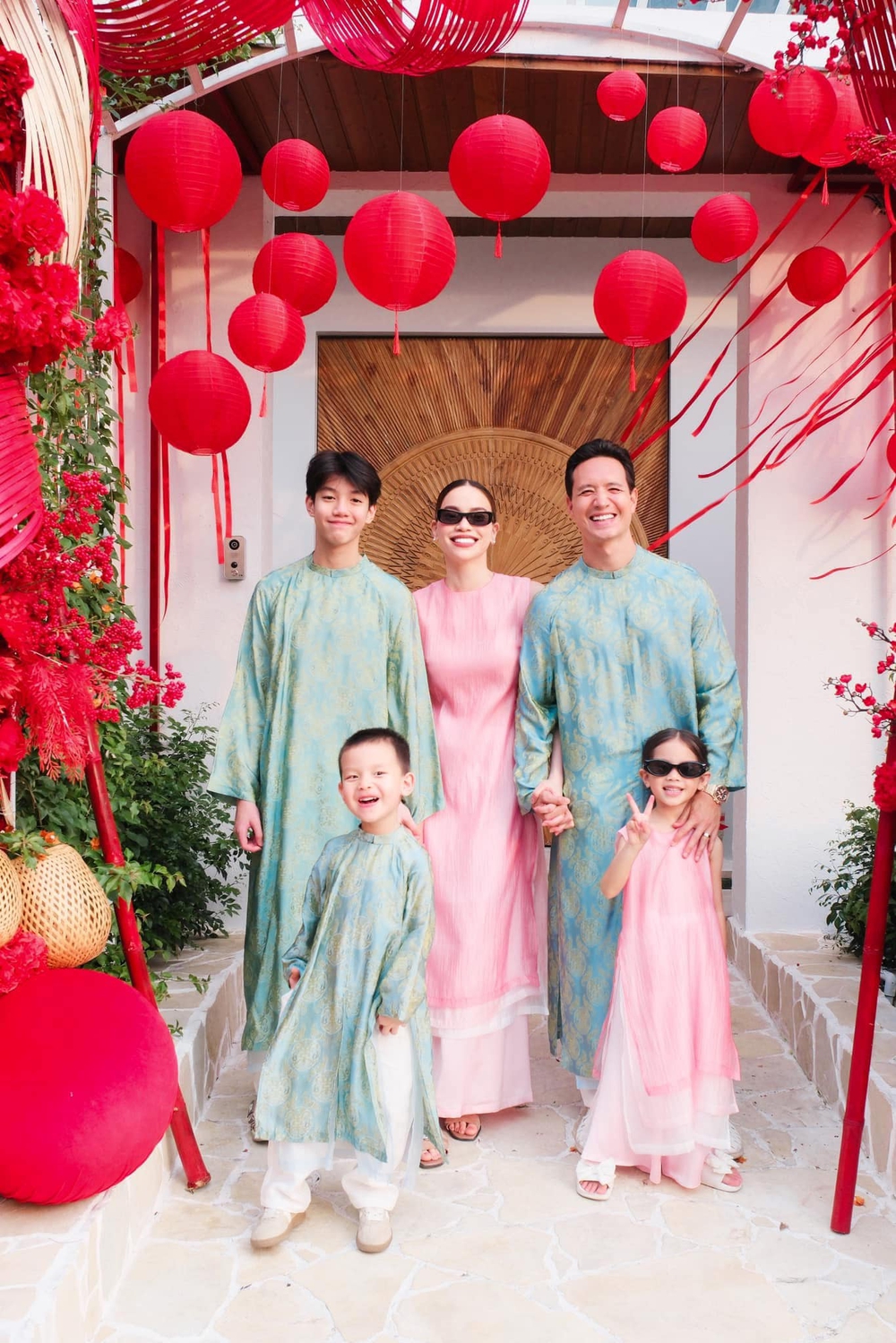 Sơn Tùng M-TP, Hà Hồ, Bình An,... cùng loạt sao Việt khoẻ ảnh áo dài dịp Tết - Ảnh 5. Sơn Tùng M-TP, Hà Hồ, Bình An,... cùng loạt sao Việt khoẻ ảnh áo dài dịp Tết - Ảnh 5.