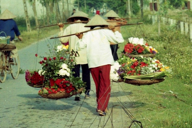 Cuộc sống sau ống kính: Những gánh hàng hoa - Ảnh 2. Cuộc sống sau ống kính: Những gánh hàng hoa - Ảnh 2.