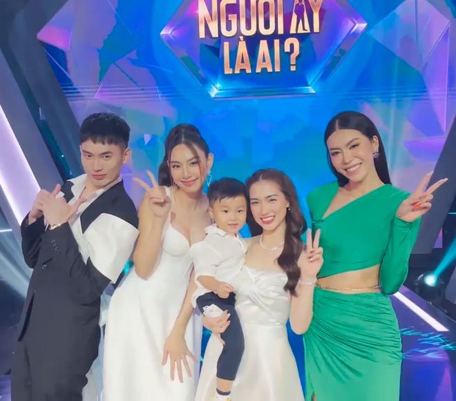 Hòa Minzy khoe 'cùng chiều cao' với Chế Nguyễn Quỳnh Châu và cái kết khi bị 'bóc trần' - Ảnh 11.